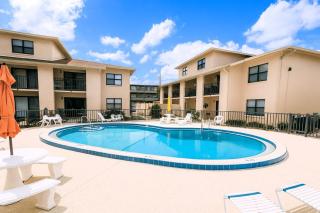 Oasis #7 Coastal Escape in Daytona Beach Shores-Walk To The Beach - 8