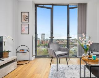 Stylish Retreat with City Views & Central Location - 9