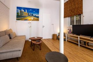 Stylish Garden Apt 2 Min Beach - 2