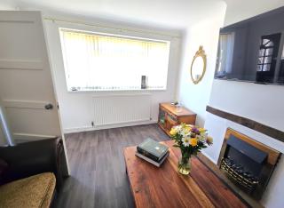 Lovely 4 Bed Dudley Home - 6