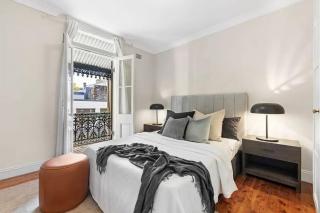 Luxe Pyrmont Apartment - Stylish 2BR Stay Near Darling Harbour - 0