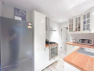 Luxe Pyrmont Apartment - Stylish 2BR Stay Near Darling Harbour - 4