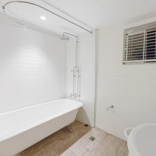 Luxe Pyrmont Apartment - Stylish 2BR Stay Near Darling Harbour - 5