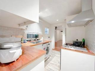 Luxe Pyrmont Apartment - Stylish 2BR Stay Near Darling Harbour - 3