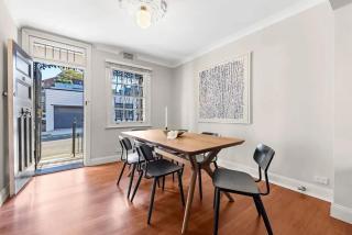Luxe Pyrmont Apartment - Stylish 2BR Stay Near Darling Harbour - 6