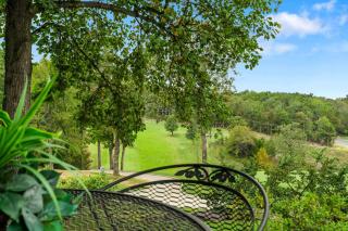 Fairway Follies Luxury Retreat - 6