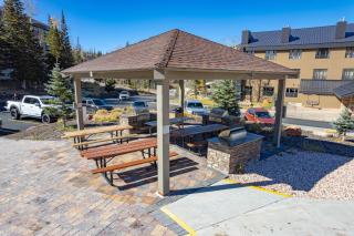 Newly Updated Cozy Escape Close to Ski Lifts - 2