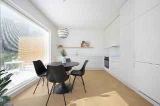 Luxury 3BR sauna stay, near airport train - 8