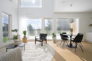 Luxury 3BR sauna stay, near airport train - 9