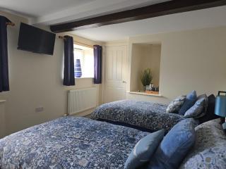 Twin Room - The Unicorn Hotel - Llanidloes - 2