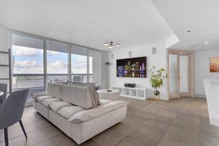 Luxury Waterfront Cocoon - For 4 - 8