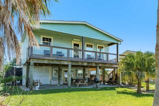 Your Laid-Back Canal-Front Fishing Spot - 8