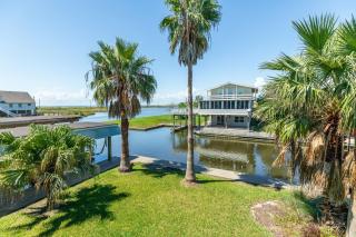 Your Laid-Back Canal-Front Fishing Spot - 9
