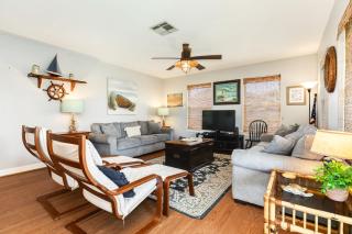 Your Laid-Back Canal-Front Fishing Spot - 5