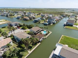 Your Laid-Back Canal-Front Fishing Spot - 4