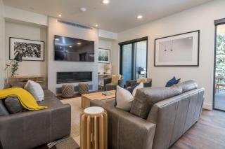 100 E 7th St - 0
