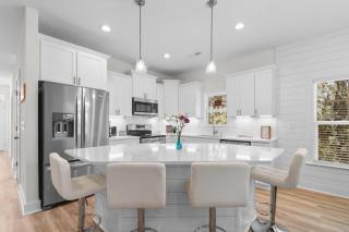 Munn Hub Live the Dream 4 Bdrm Home with Pool - 4