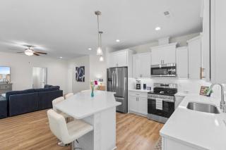 Munn Hub Live the Dream 4 Bdrm Home with Pool - 3