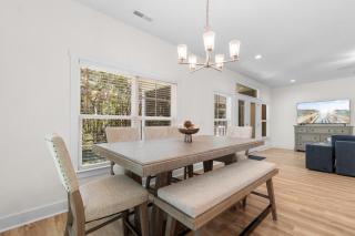 Munn Hub Live the Dream 4 Bdrm Home with Pool - 5