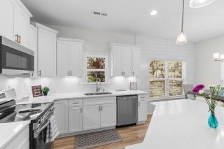 Munn Hub Live the Dream 4 Bdrm Home with Pool - 1