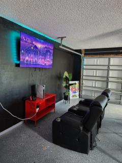 Lounge Area Office Fenced Yard Near It All - 5