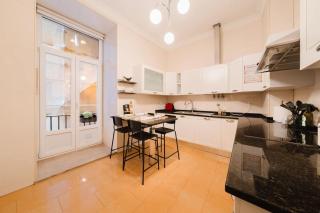 Elegant Lisbon Stay Vintage Charm-modern Comfort - 8