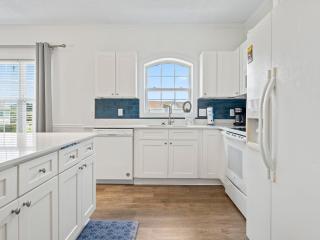 NEW! Large 2BR in Azalea Lakes Pools Hot Tubs! - 8