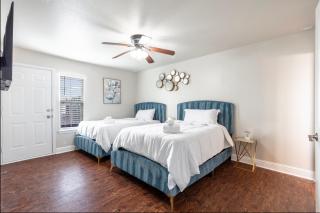 Walk to AT&T Stadium! Globe Life Park Texas Live! King Bed - Arlington - 1