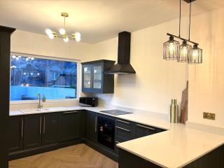 Luxury Center Neath Stay - 9