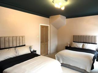 Luxury Center Neath Stay - 1