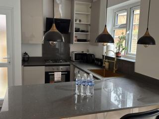 Purley Home - London & Gatwick 20 Mins Away - 3