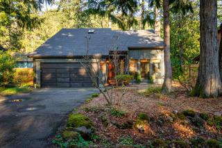 Stay Portland - Alpine Retreat Hot Tub, Fire Pit & Game Room - 1