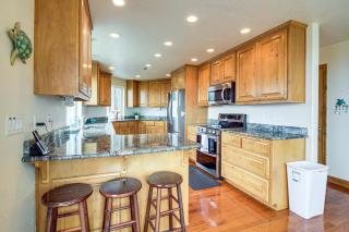 Groups Welcome! Ocean-View Escape in Gold Beach - 2