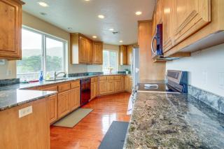 Groups Welcome! Ocean-View Escape in Gold Beach - 1