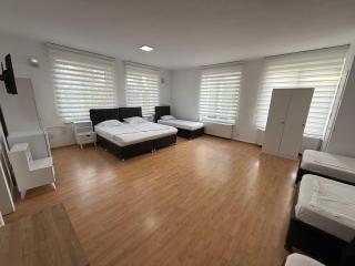 Hotel Green Garden - Boekarest - 4