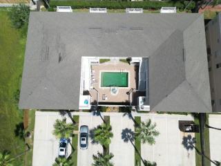 Fresh Like New Patio to Pool Walk to Beach - 1