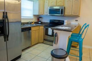 Oversized 2 Bedroom Modern Pool Near Beach - 8