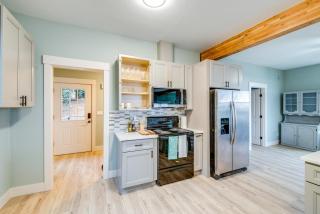 Astoria Home Base with River Views, 3 Mi to Dtwn! - 4