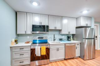 4 Blocks to Riverwalk Updated Astoria Studio - 0