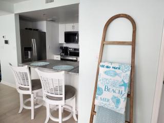 Steps to the beach and amazing views! - 8