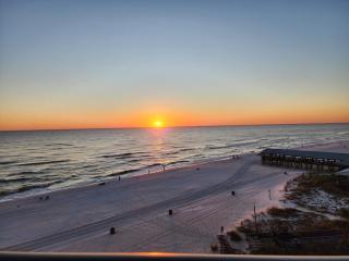 Steps to the beach and amazing views! - 7