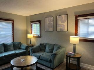 Quiet 3 Bedroom home Near downtown - 9