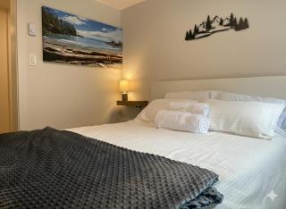 Cedar & Sage Suite the Cozy Retreat with Full Kitchen - 2