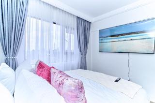 Luxury Lush Home - 9