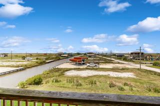 Amazing Canal Front Hot Tub Boat Ramp - 4