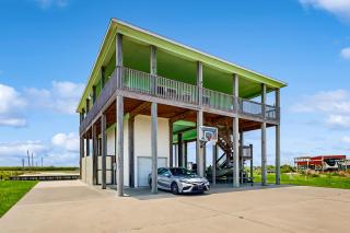 Amazing Canal Front Hot Tub Boat Ramp - 3