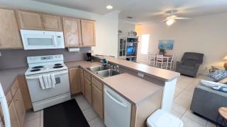 EZ Access 1st Floor 5 mins to Beach Pool - 8