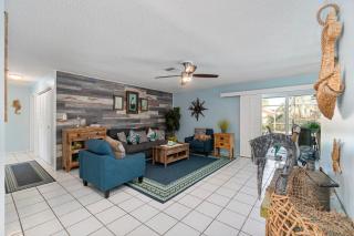 Charming Beach House, Heated Pool, Prime Location - 3