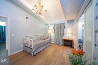 Warm Vibes 5 mins to Beach Cool Retro Feel - 3