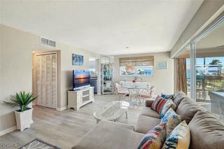 Bright Two Bedroom Condo with Gulf Access - 0